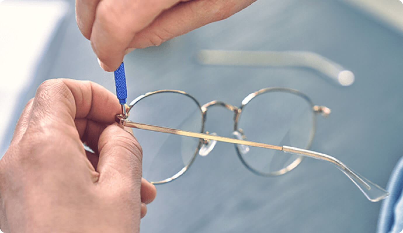 Repair glasses. Отремонтировать очки. Восстановление оправы для очков. Лопнула оправа. Сборщик очков.